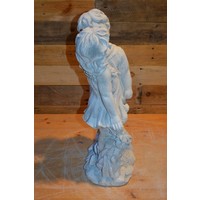 thumb-Betonnen kinderbeeld – jongen met kikker geeft meisje een kusje-3