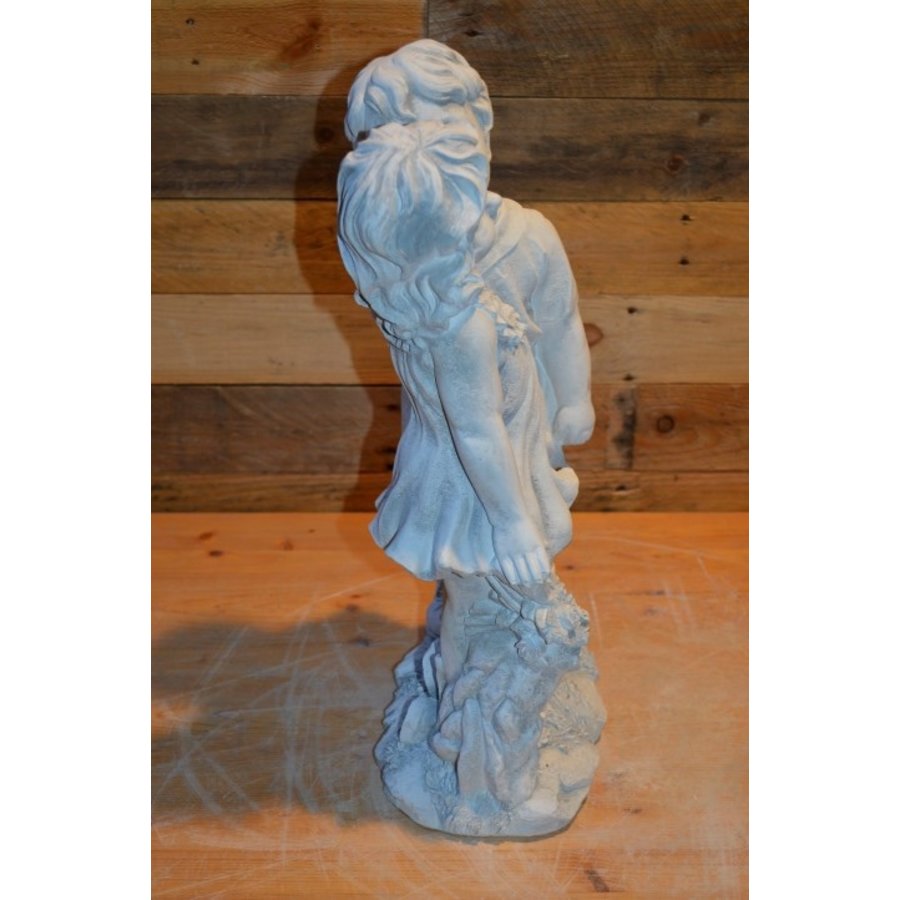 Betonnen kinderbeeld – jongen met kikker geeft meisje een kusje-3