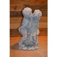 thumb-Betonnen kinderbeeld – jongen met kikker geeft meisje een kusje-4