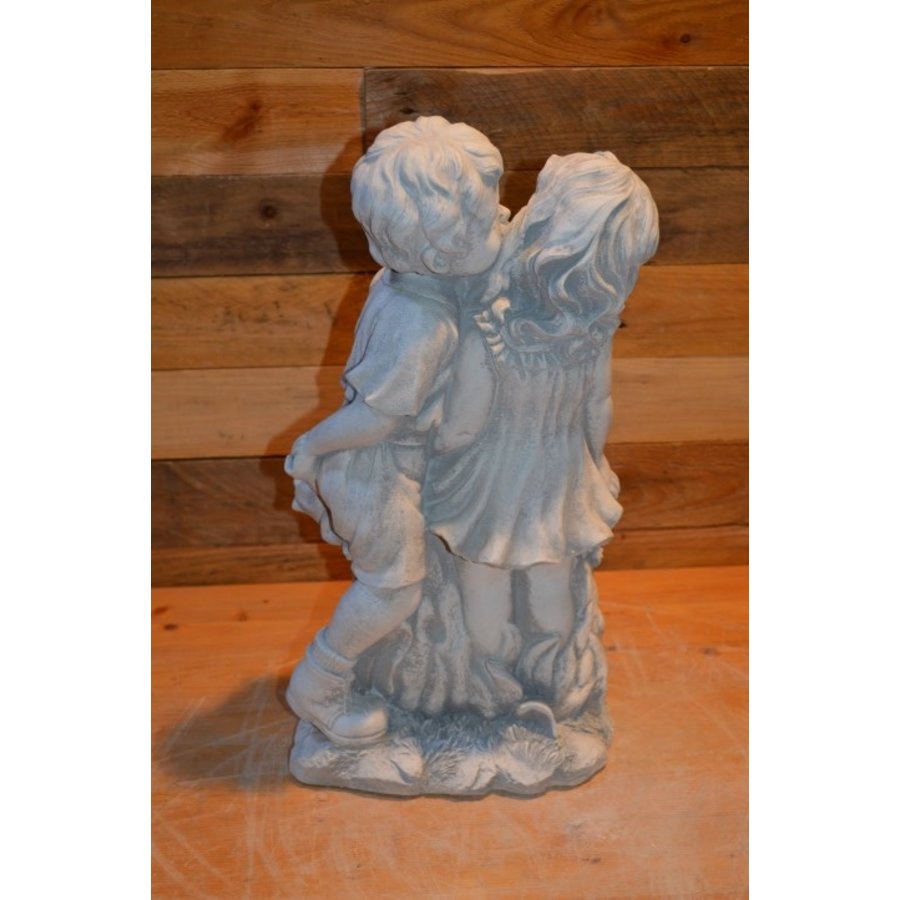 Betonnen kinderbeeld – jongen met kikker geeft meisje een kusje-4