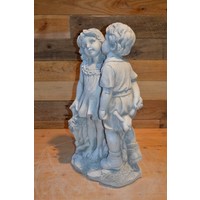 thumb-Betonnen kinderbeeld – jongen met kikker geeft meisje een kusje-5