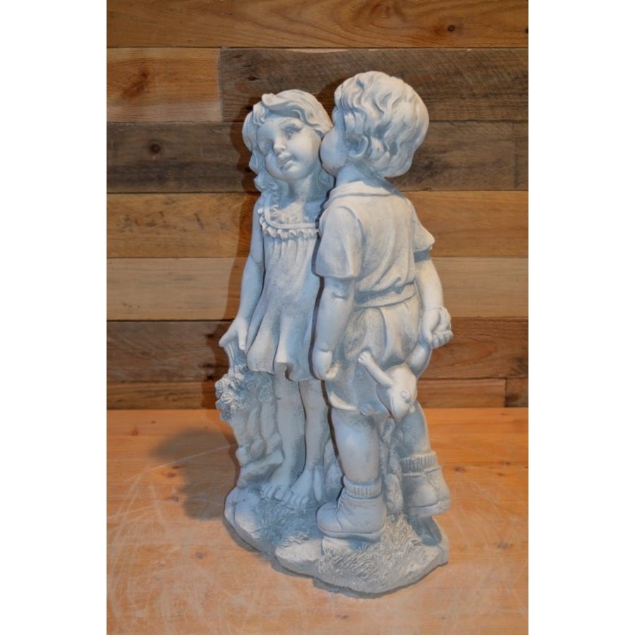 Betonnen kinderbeeld – jongen met kikker geeft meisje een kusje-5