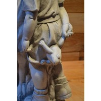 thumb-Betonnen kinderbeeld – jongen met kikker geeft meisje een kusje-6