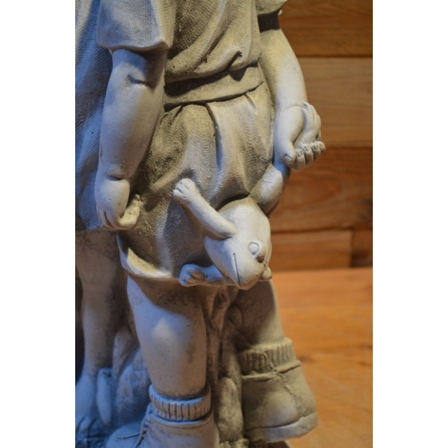 Betonnen kinderbeeld – jongen met kikker geeft meisje een kusje-6