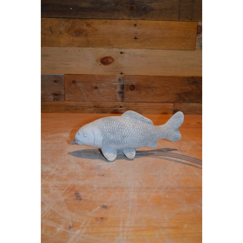 Betonnen beeld Kleine Koi met waterslang 