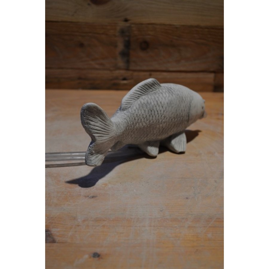 Kleine betonnen Koi karper – vijverbeeld met slang voor waterdoorvoer-4