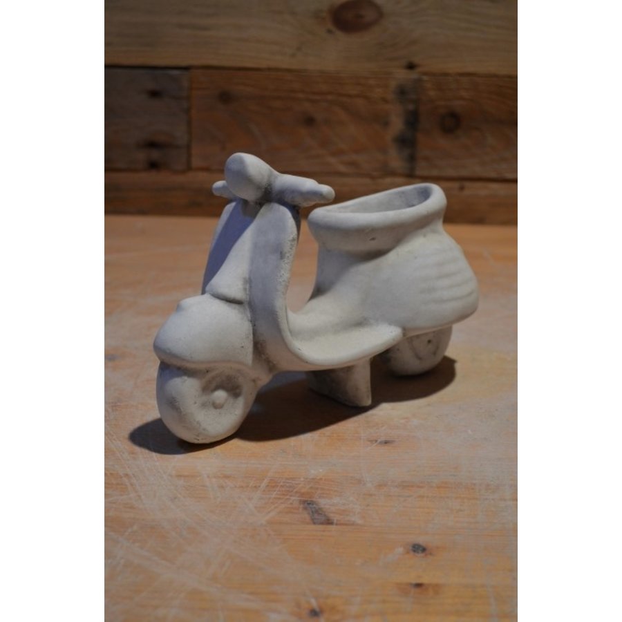 Betonnen bloembakje in de vorm van een retro scooter-1