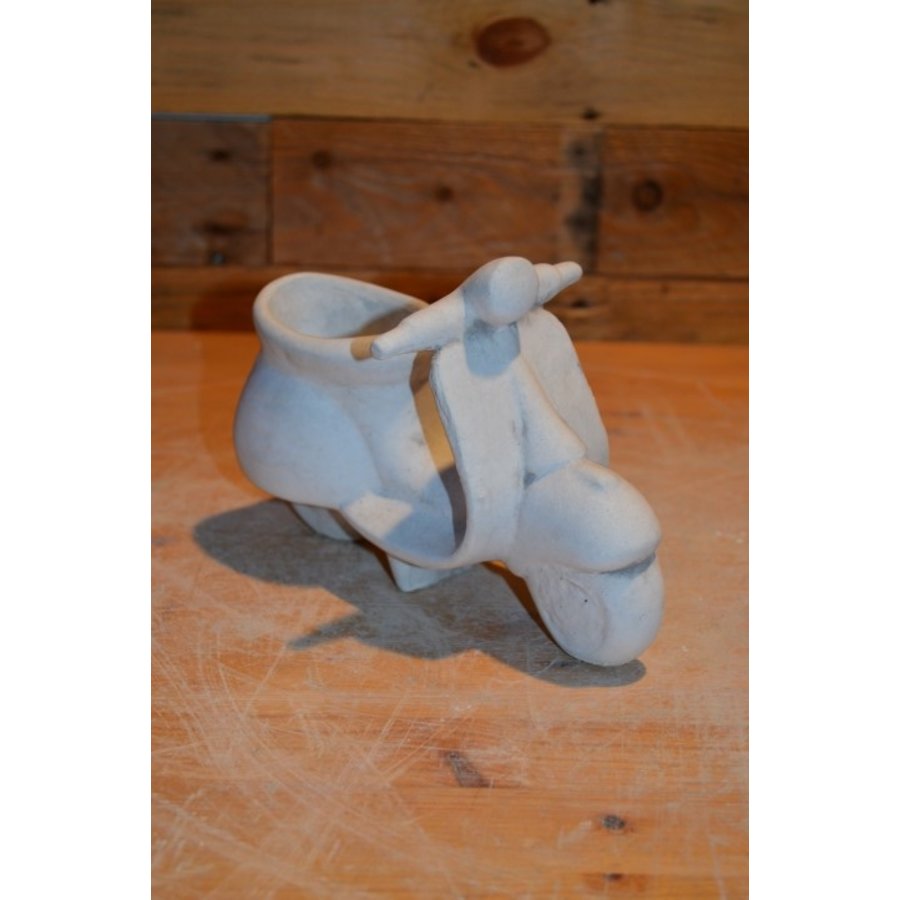 Betonnen bloembakje in de vorm van een retro scooter-2