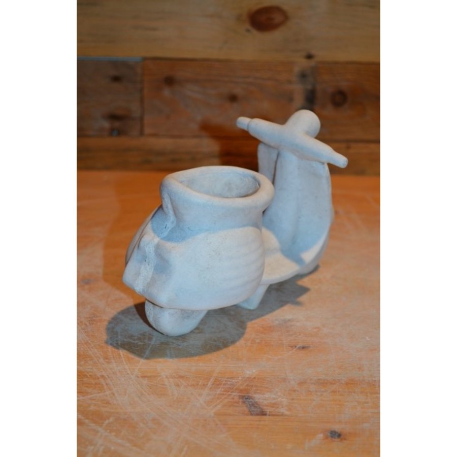 Betonnen bloembakje in de vorm van een retro scooter-3