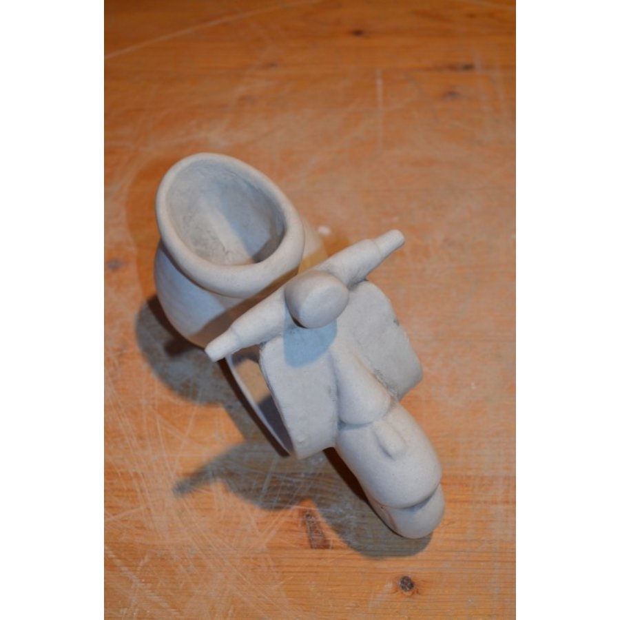 Betonnen bloembakje in de vorm van een retro scooter-4