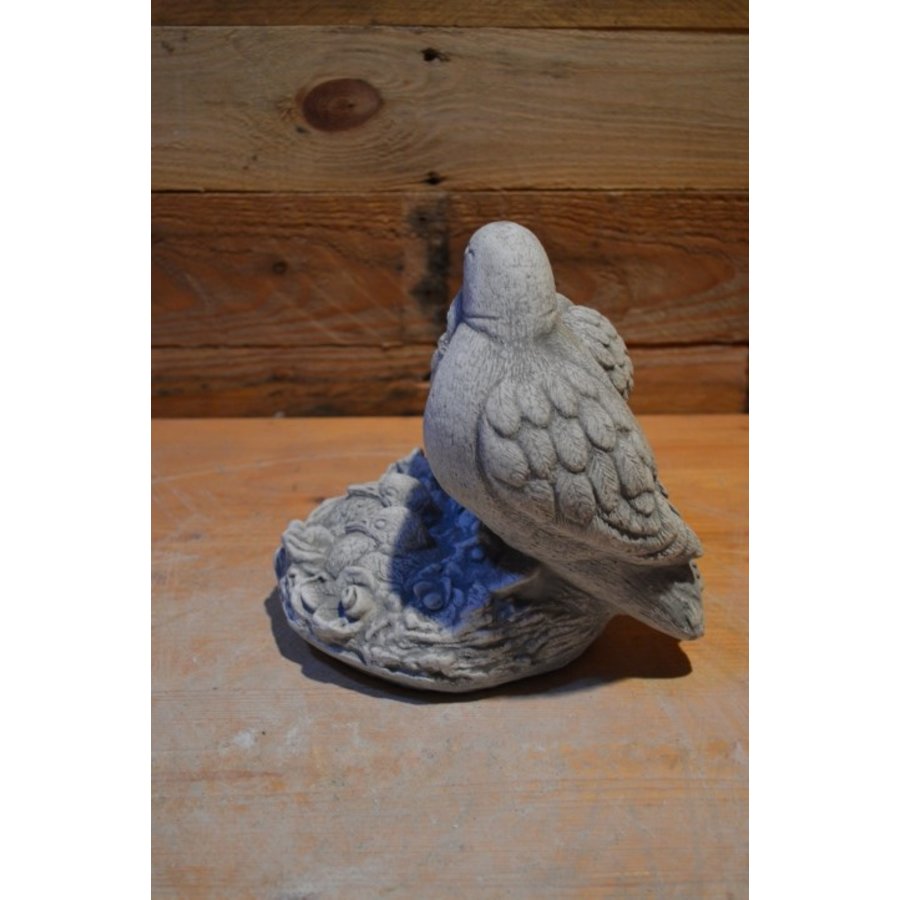 Betonnen duivenbeeld – vader en moeder duif op nest met jonge duifjes-2