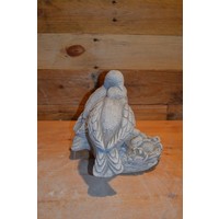 thumb-Betonnen duivenbeeld – vader en moeder duif op nest met jonge duifjes-4