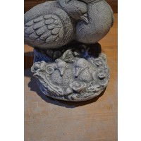 thumb-Betonnen duivenbeeld – vader en moeder duif op nest met jonge duifjes-5