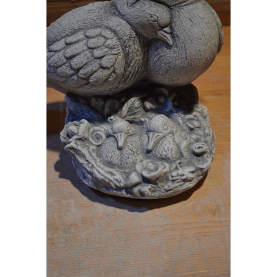 Betonnen duivenbeeld – vader en moeder duif op nest met jonge duifjes-5