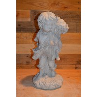 thumb-Betonnen kinderbeeld – broertje draagt zijn zusje op de rug-1