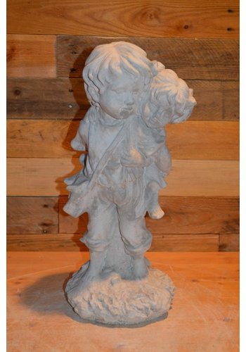 Betonnen beeld Broertje draagt zusje 