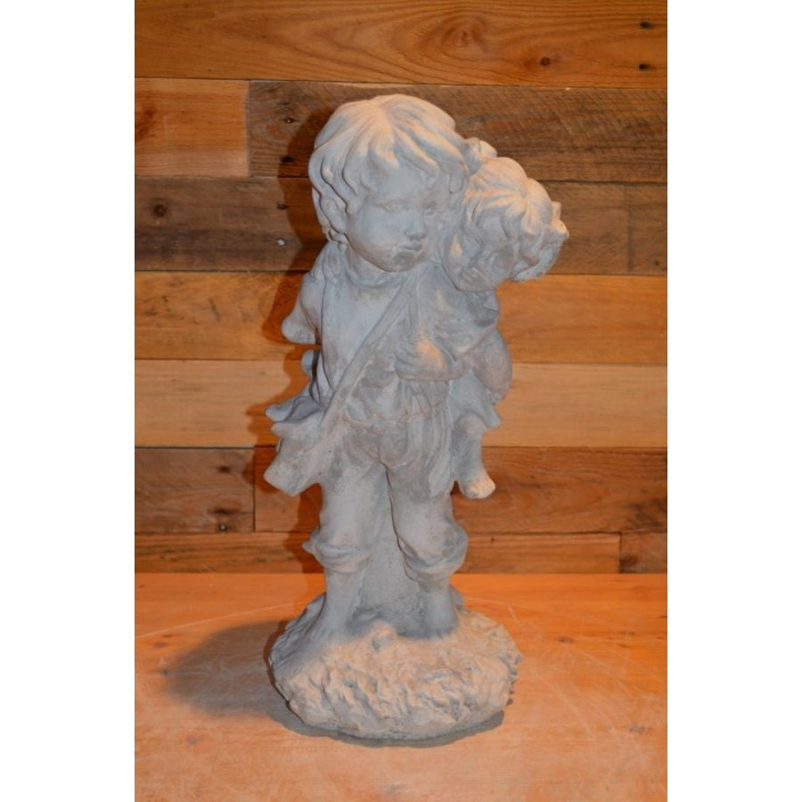 Betonnen kinderbeeld – broertje draagt zijn zusje op de rug-1