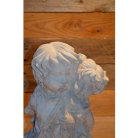 thumb-Betonnen kinderbeeld – broertje draagt zijn zusje op de rug-2