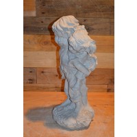 thumb-Betonnen kinderbeeld – broertje draagt zijn zusje op de rug-3