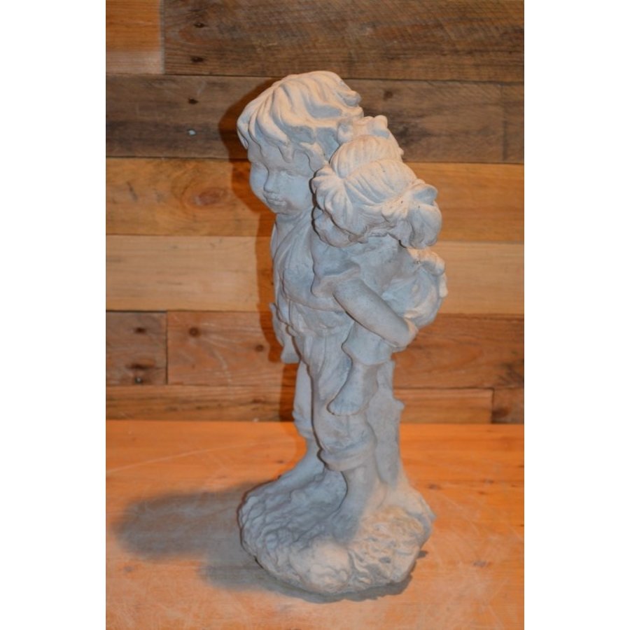 Betonnen kinderbeeld – broertje draagt zijn zusje op de rug-3