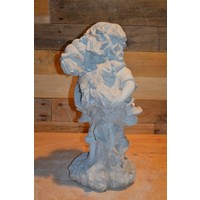 thumb-Betonnen kinderbeeld – broertje draagt zijn zusje op de rug-4