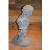 thumb-Betonnen kinderbeeld – broertje draagt zijn zusje op de rug-5