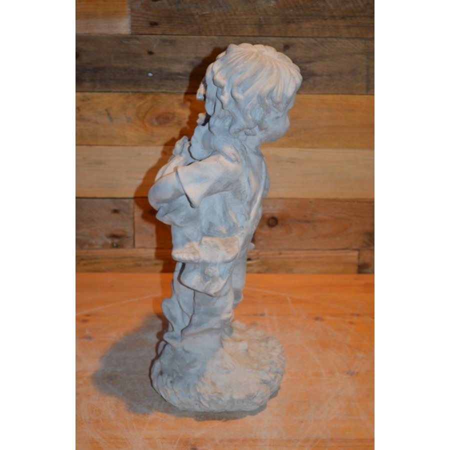 Betonnen kinderbeeld – broertje draagt zijn zusje op de rug-5