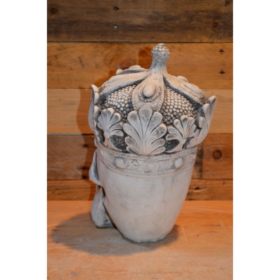 Betonnen schedel met koninklijke kroon en sierlijke bladeren-3