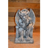thumb-Betonnen Gargoyle – zittende waterspuwer op troon met vleugels-1