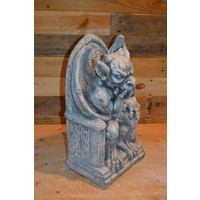 thumb-Betonnen Gargoyle – zittende waterspuwer op troon met vleugels-2