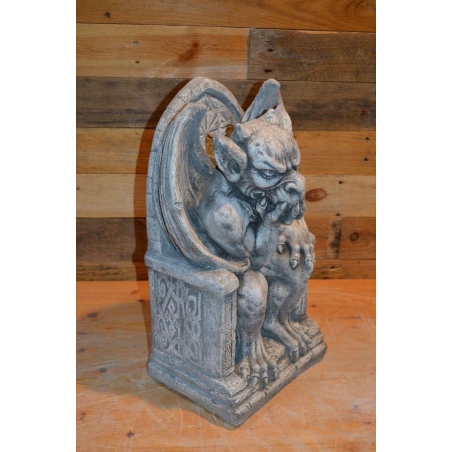 Betonnen Gargoyle – zittende waterspuwer op troon met vleugels-2