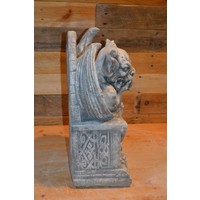 thumb-Betonnen Gargoyle – zittende waterspuwer op troon met vleugels-3