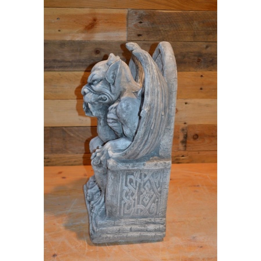 Betonnen Gargoyle – zittende waterspuwer op troon met vleugels-5