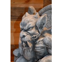thumb-Betonnen Gargoyle – zittende waterspuwer op troon met vleugels-6