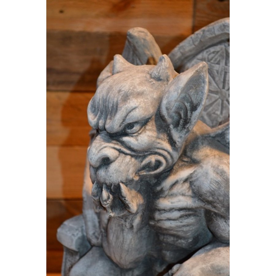 Betonnen Gargoyle – zittende waterspuwer op troon met vleugels-6