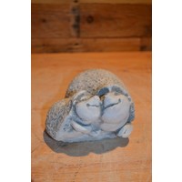 thumb-Twee egeltjes van beton die lief aan het knuffelen zijn-1