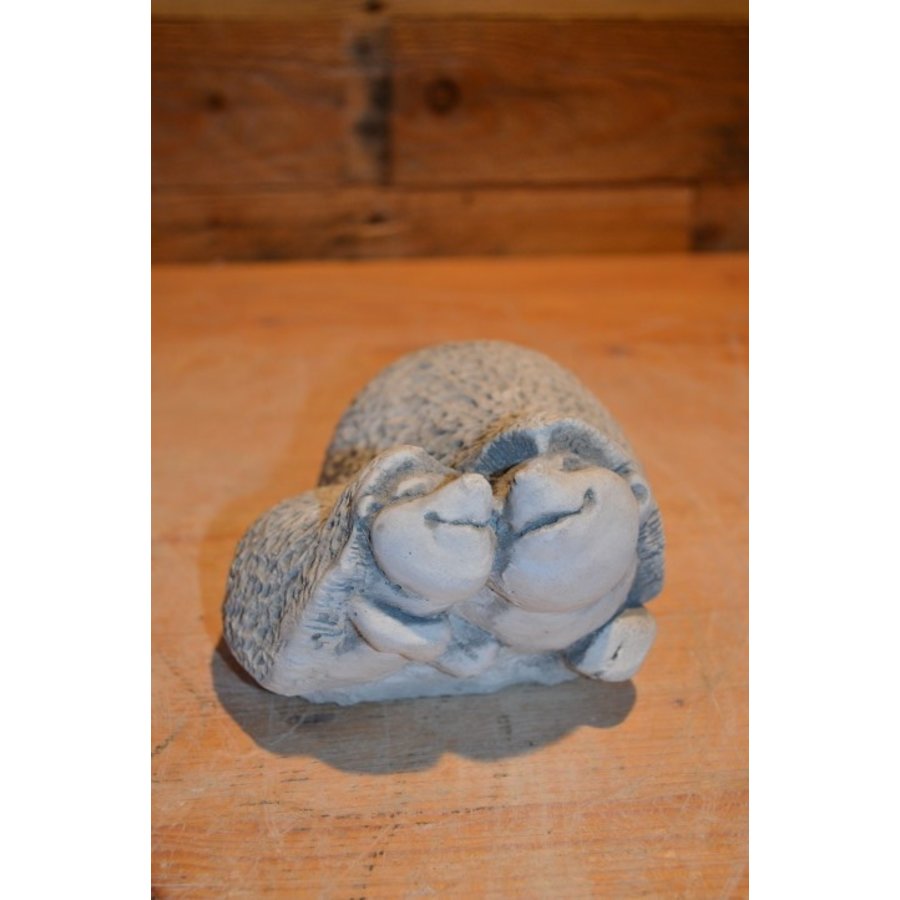 Twee egeltjes van beton die lief aan het knuffelen zijn-1