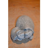 thumb-Twee egeltjes van beton die lief aan het knuffelen zijn-2