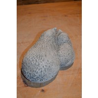 thumb-Twee egeltjes van beton die lief aan het knuffelen zijn-3