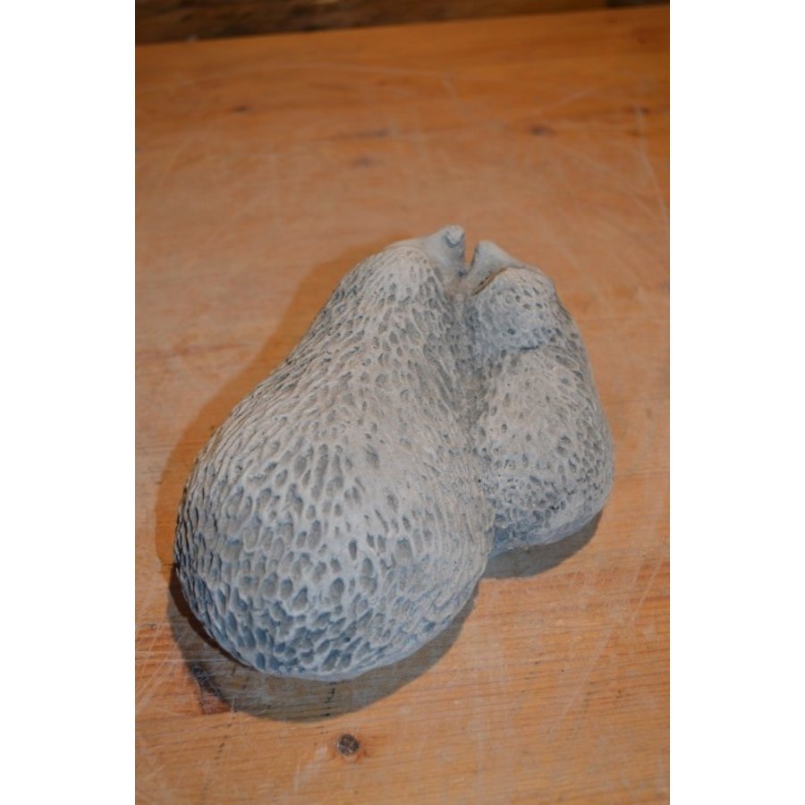 Twee egeltjes van beton die lief aan het knuffelen zijn-3