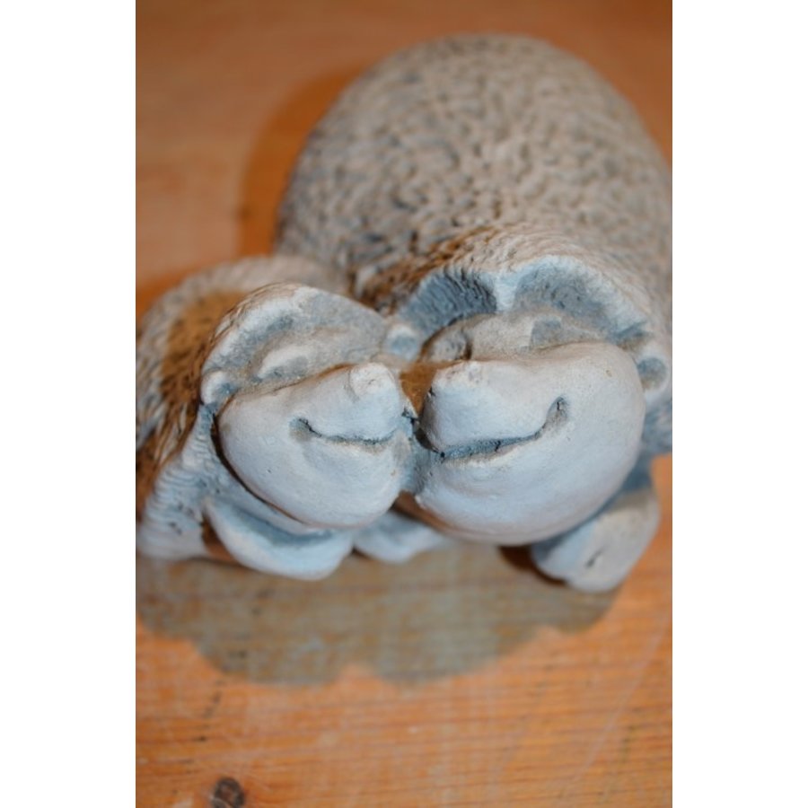 Twee egeltjes van beton die lief aan het knuffelen zijn-5