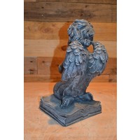 thumb-Betonnen beeld van een engel met gevouwen handen op een bijbel-3