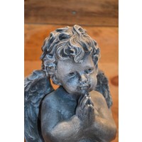 thumb-Betonnen beeld van een engel met gevouwen handen op een bijbel-5