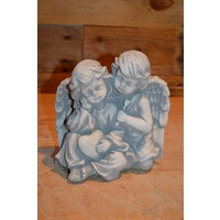 thumb-Betonnen beeld van twee koesterende kinderengeltjes met hartje-1