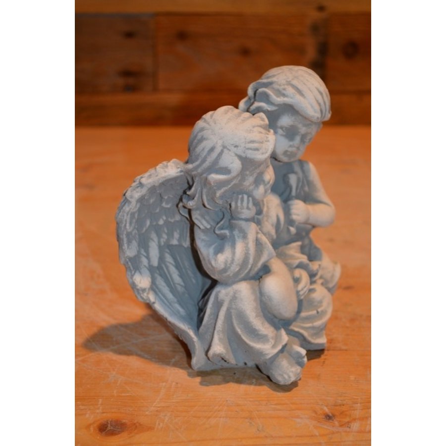 Betonnen beeld van twee koesterende kinderengeltjes met hartje-3