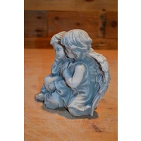 Betonnen beeld van twee koesterende kinderengeltjes met hartje