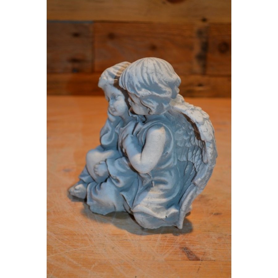 Betonnen beeld van twee koesterende kinderengeltjes met hartje-4