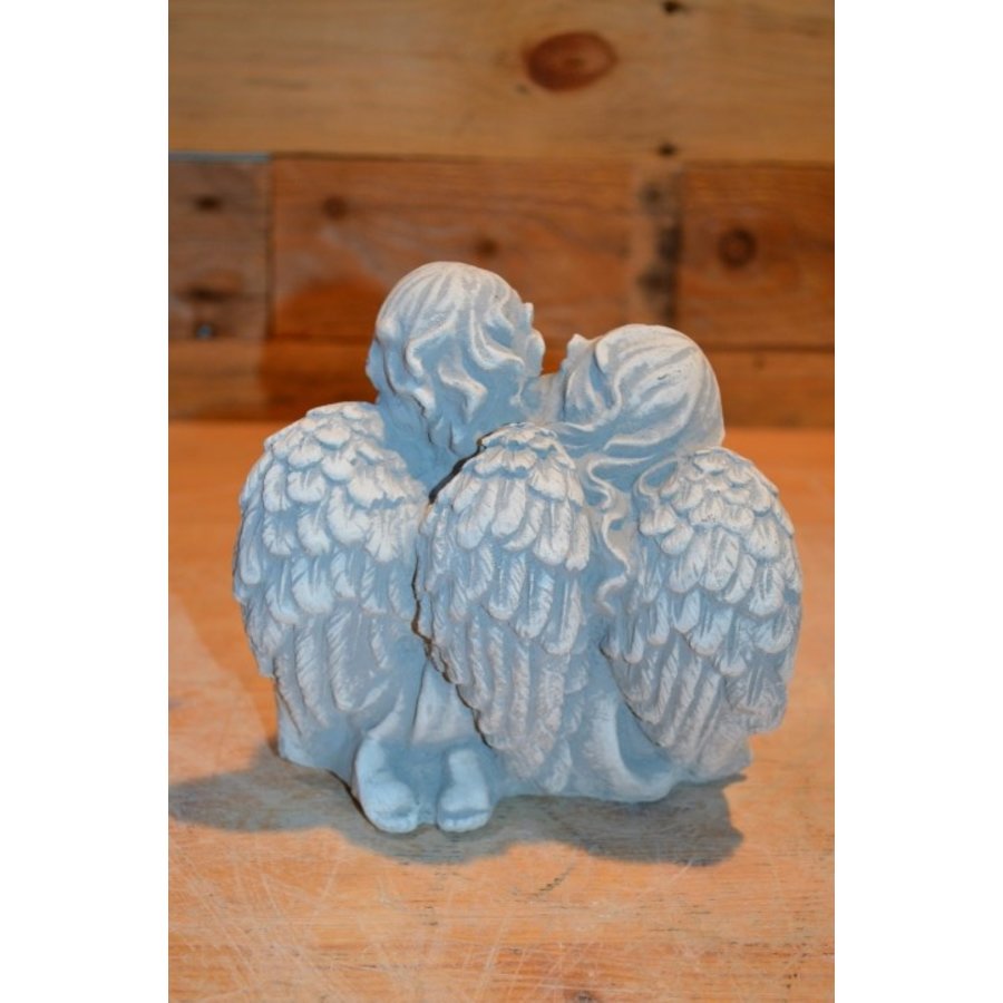 Betonnen beeld van twee koesterende kinderengeltjes met hartje-5