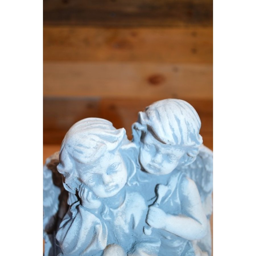 Betonnen beeld van twee koesterende kinderengeltjes met hartje-6