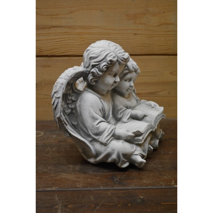 Betonnen beeld van twee engelen die samen een boek lezen-2